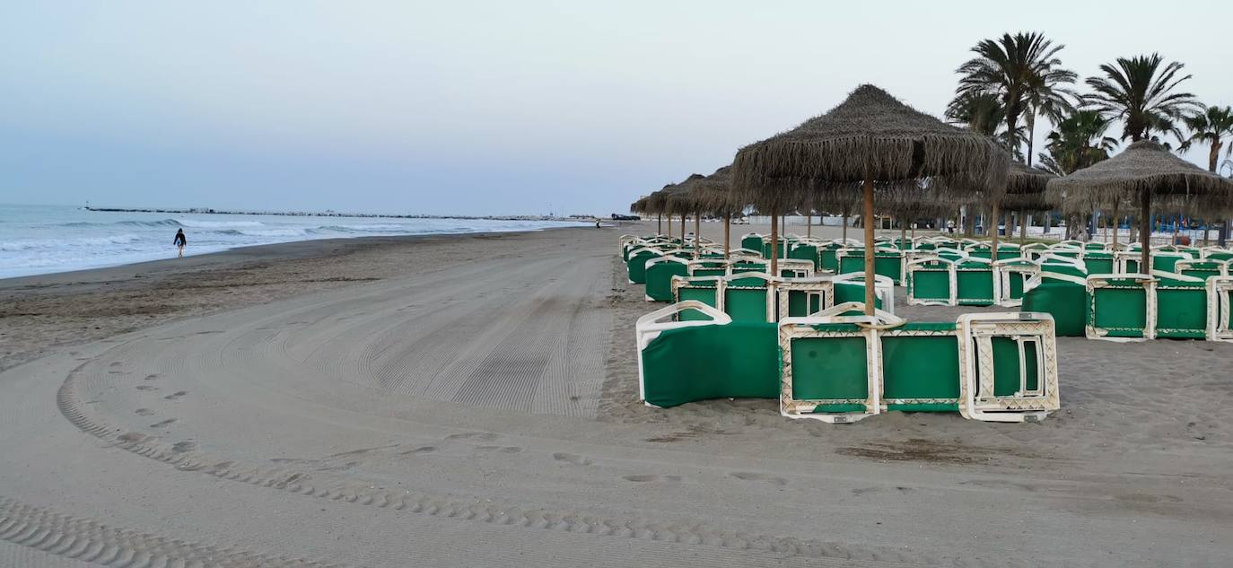 Los malagueños siguieron anoche las recomendaciones de los ayuntamientos y abandonaron las playas antes del anochecer, lo que dejó una imagen insólita en el litoral en una noche como la de San Juan. Esta mañana, la estampa también era distinta a la de otros años: playas limpias y papeleras vacías.