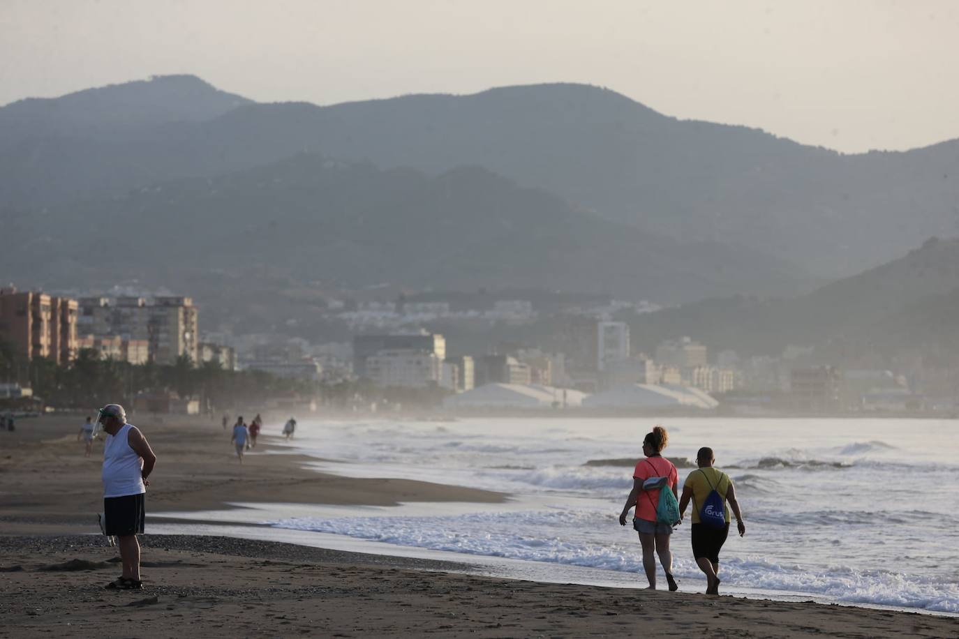 Los malagueños siguieron anoche las recomendaciones de los ayuntamientos y abandonaron las playas antes del anochecer, lo que dejó una imagen insólita en el litoral en una noche como la de San Juan. Esta mañana, la estampa también era distinta a la de otros años: playas limpias y papeleras vacías.