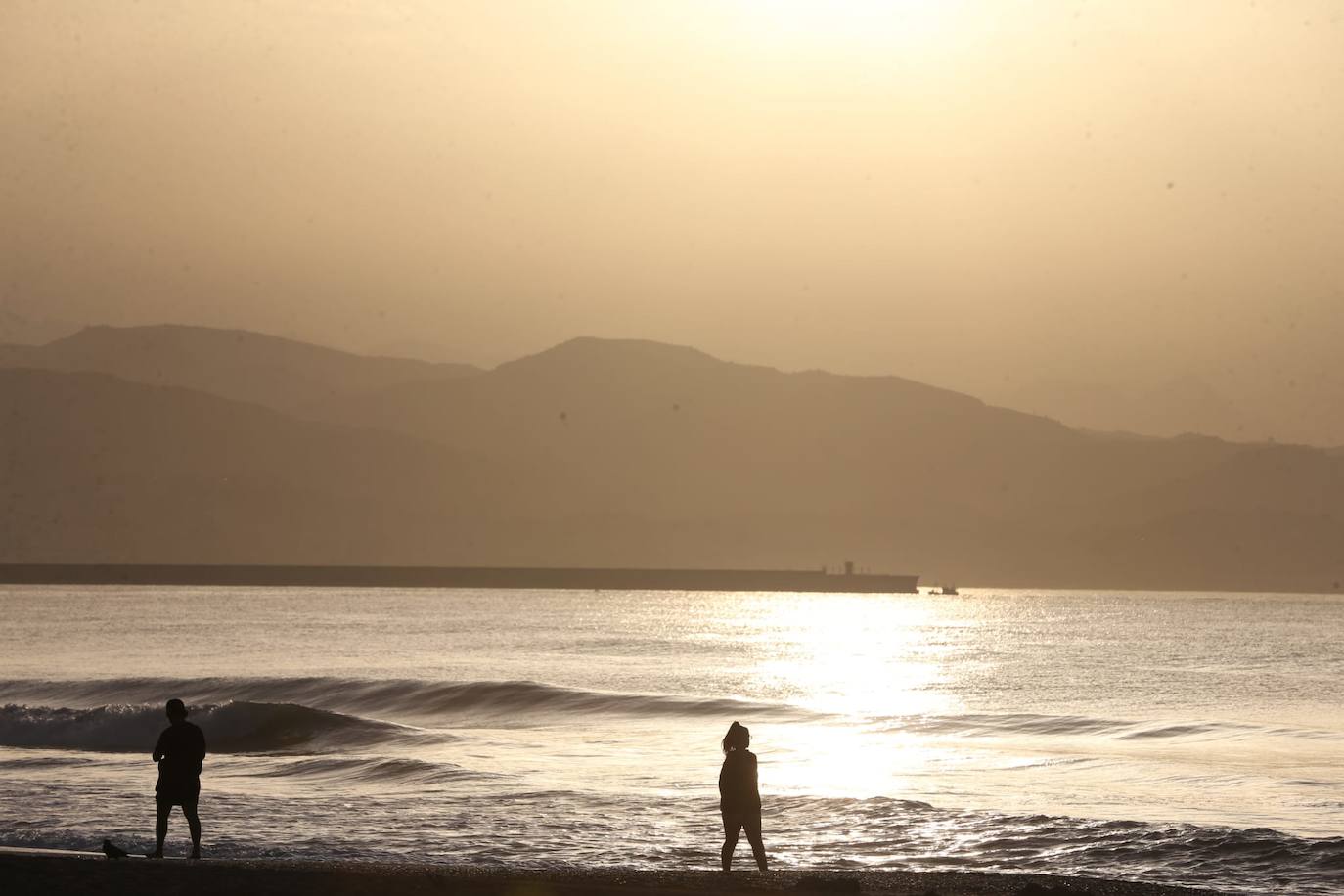 Los malagueños siguieron anoche las recomendaciones de los ayuntamientos y abandonaron las playas antes del anochecer, lo que dejó una imagen insólita en el litoral en una noche como la de San Juan. Esta mañana, la estampa también era distinta a la de otros años: playas limpias y papeleras vacías.
