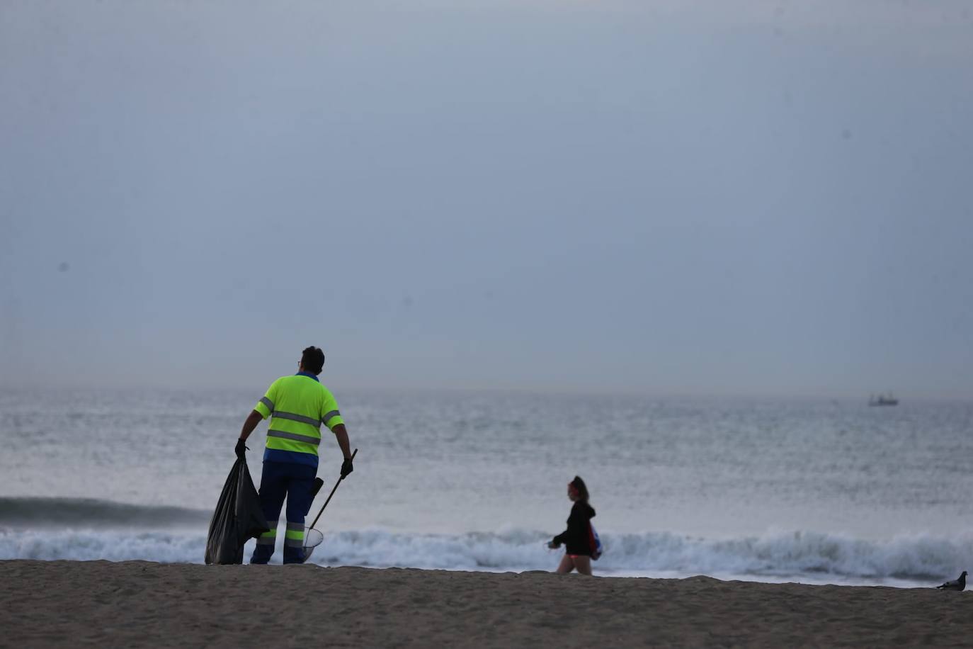 Los malagueños siguieron anoche las recomendaciones de los ayuntamientos y abandonaron las playas antes del anochecer, lo que dejó una imagen insólita en el litoral en una noche como la de San Juan. Esta mañana, la estampa también era distinta a la de otros años: playas limpias y papeleras vacías.