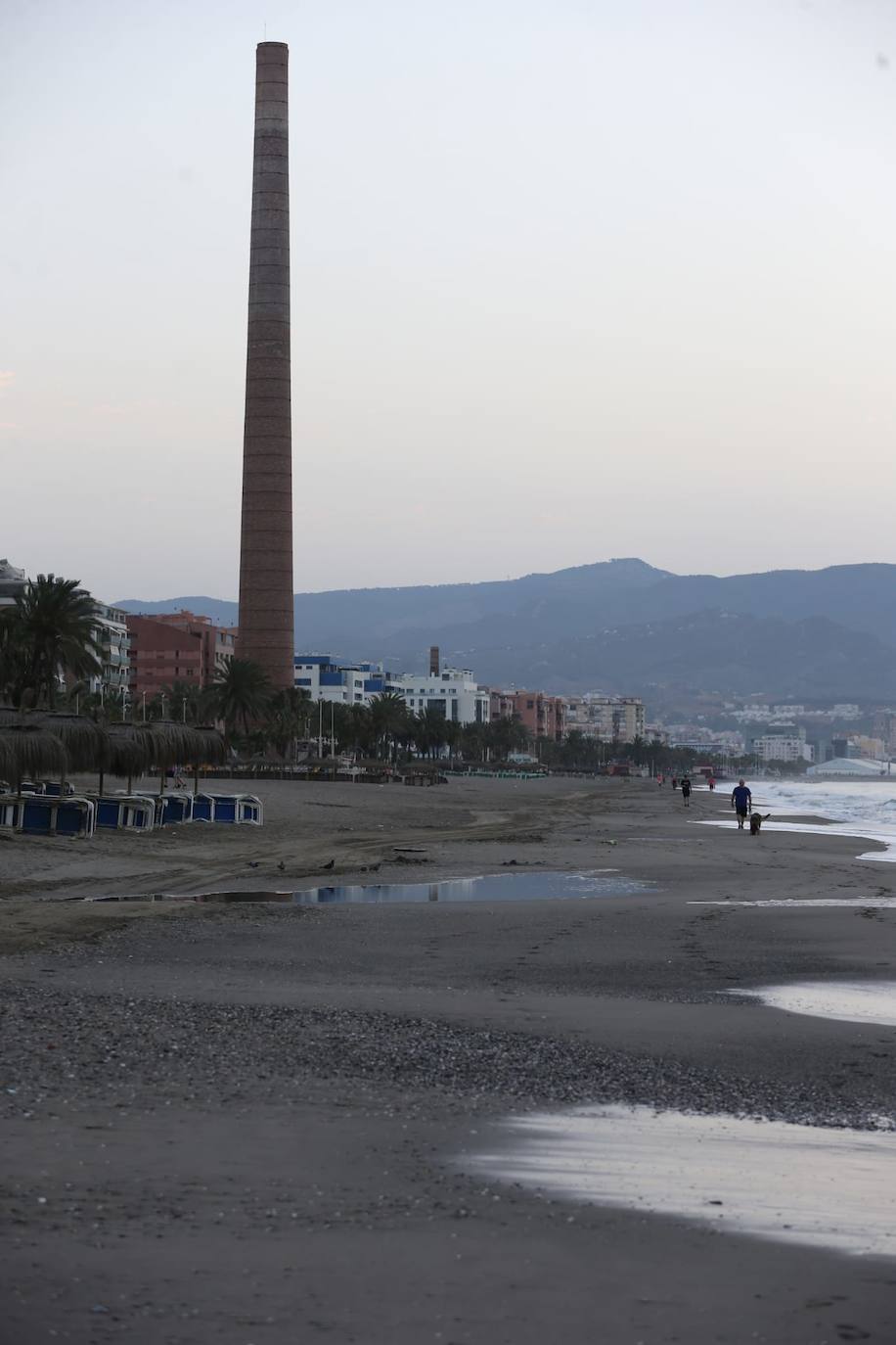 Los malagueños siguieron anoche las recomendaciones de los ayuntamientos y abandonaron las playas antes del anochecer, lo que dejó una imagen insólita en el litoral en una noche como la de San Juan. Esta mañana, la estampa también era distinta a la de otros años: playas limpias y papeleras vacías.
