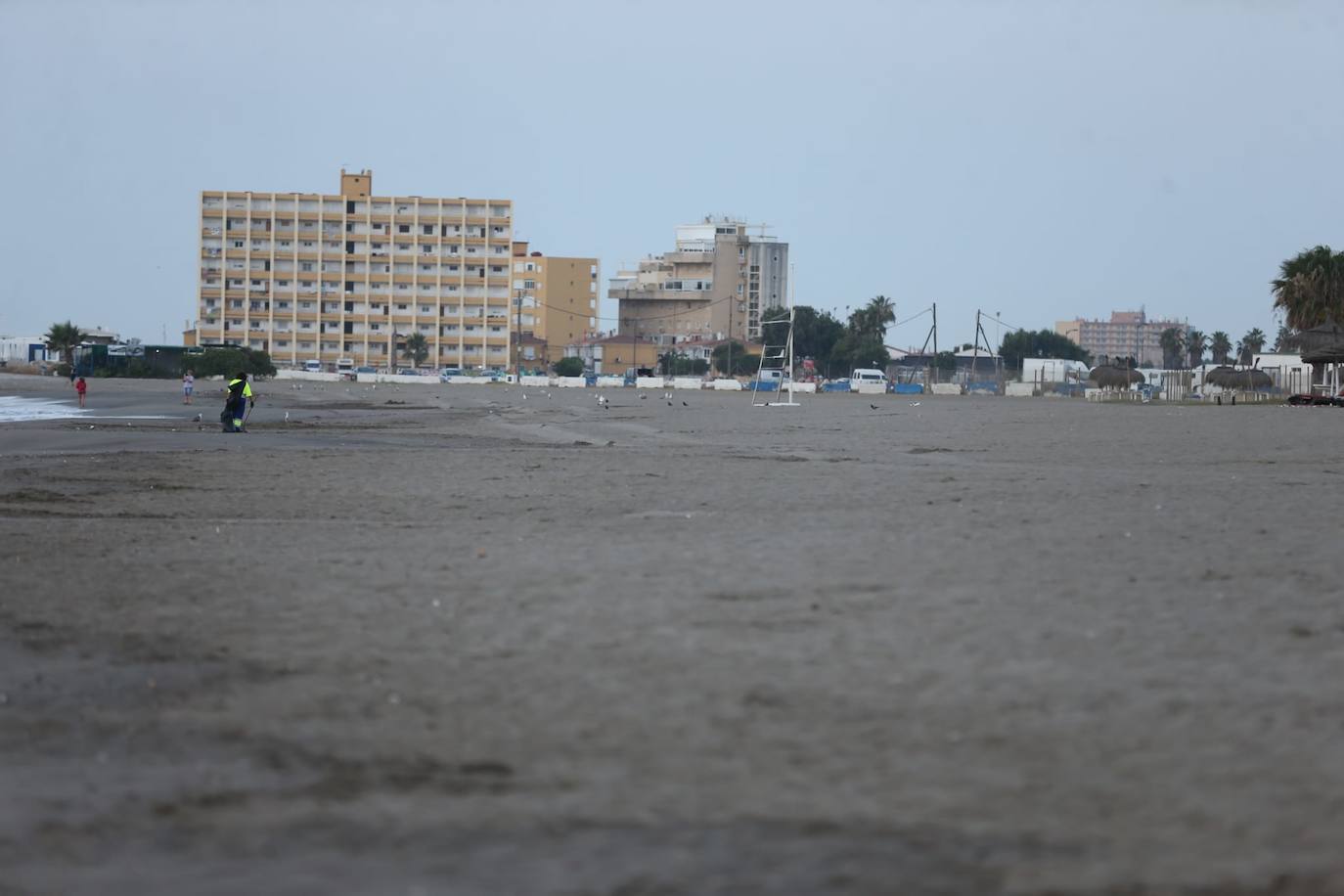 Los malagueños siguieron anoche las recomendaciones de los ayuntamientos y abandonaron las playas antes del anochecer, lo que dejó una imagen insólita en el litoral en una noche como la de San Juan. Esta mañana, la estampa también era distinta a la de otros años: playas limpias y papeleras vacías.