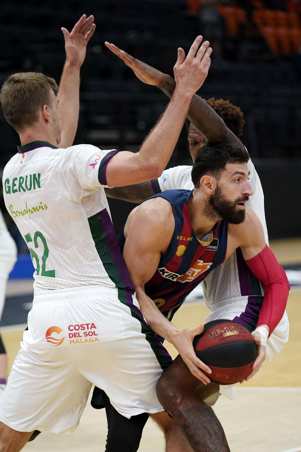 Polonara, defendido entre Gerun y Thompson. ACB photos