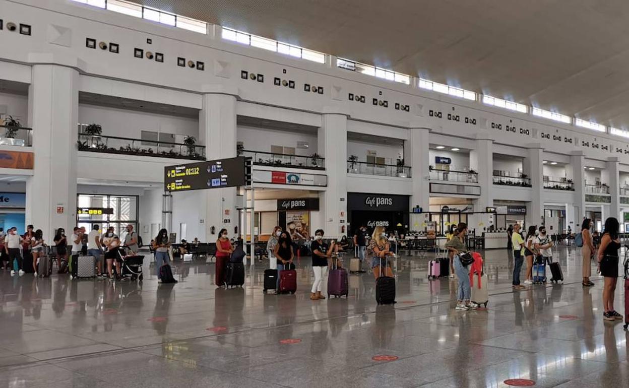Cola para facturar el equipaje ayer para un vuelo a Palma de Mallorca. 