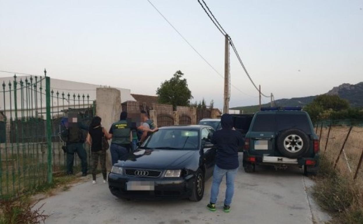 Agentes de la Guardia civil, en uno de los registros llevados a cabo.