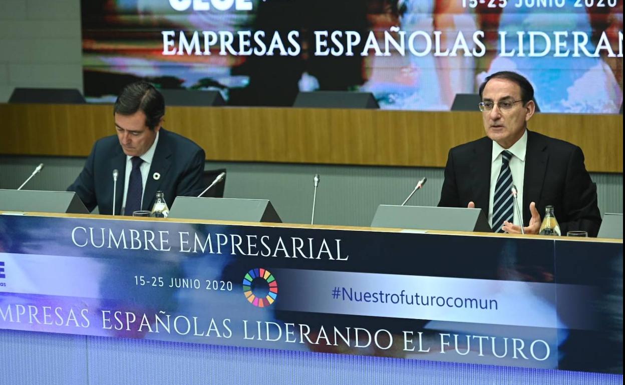 Antonio Garamendi y Javier González de Lara, en la cumbre de la CEOE.