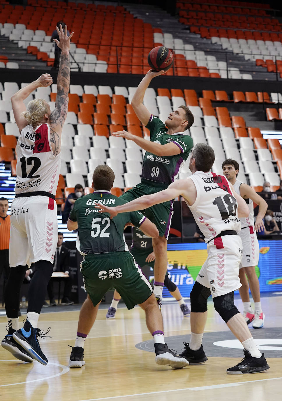 El Unicaja cierra la temporada con un cómodo triunfo ante el Bilbao.