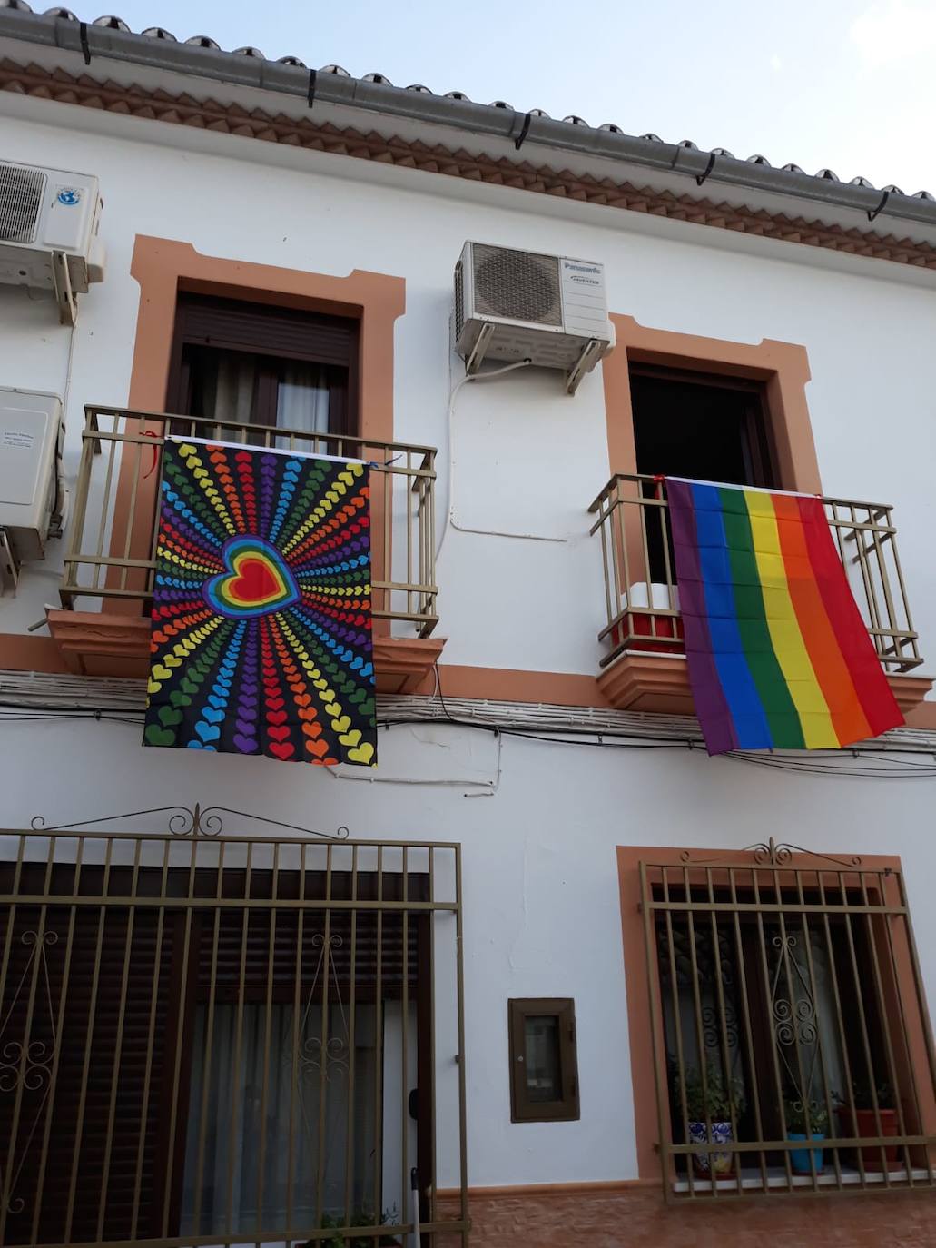 300 banderas LGTBI en Villanueva de Algaidas. 