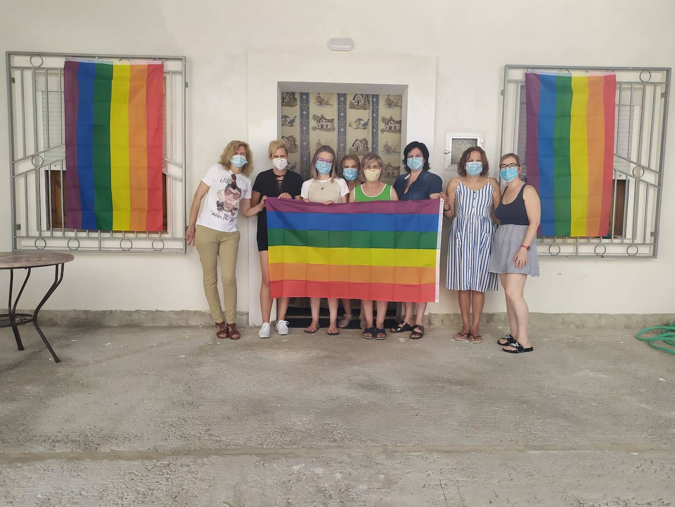 300 banderas LGTBI en Villanueva de Algaidas. 