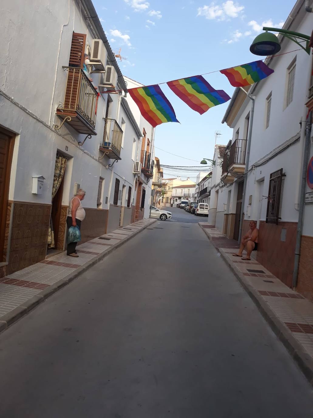 300 banderas LGTBI en Villanueva de Algaidas. 