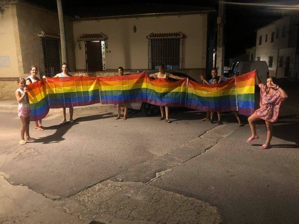 300 banderas LGTBI en Villanueva de Algaidas. 