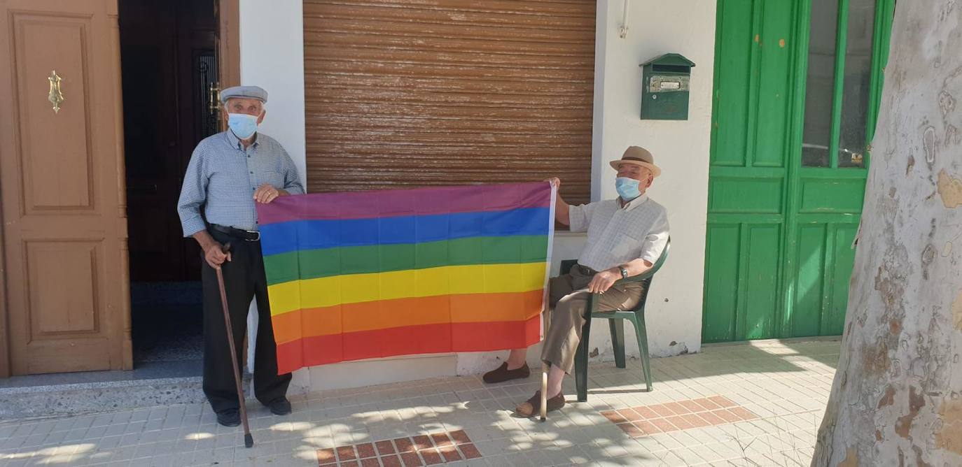 300 banderas LGTBI en Villanueva de Algaidas. 