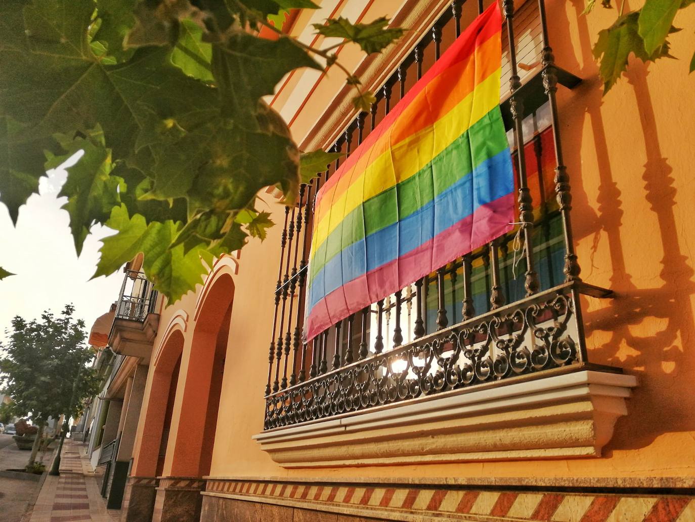 300 banderas LGTBI en Villanueva de Algaidas. 