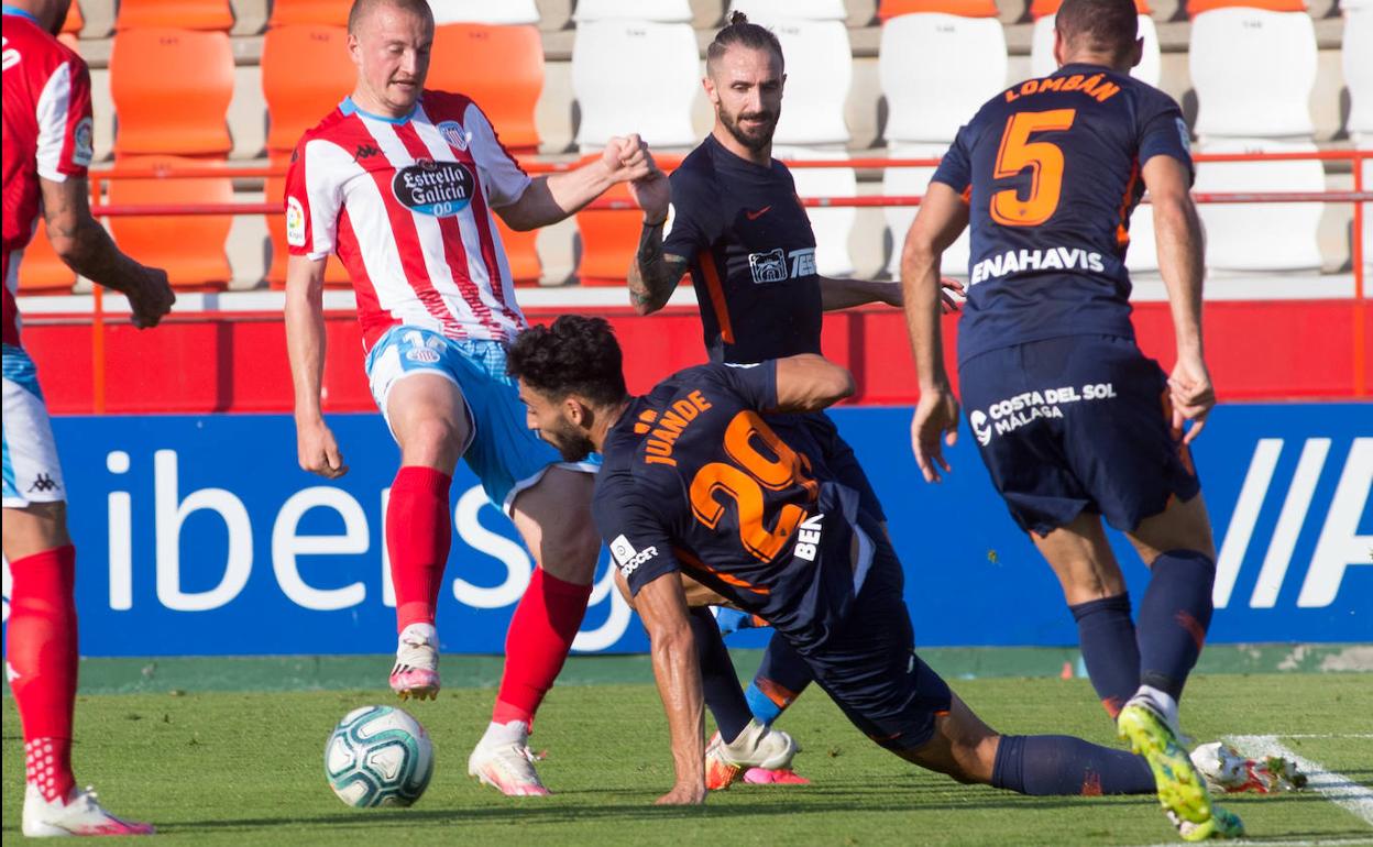 Cifu observa, en segundo plano, una jugada en el Lugo 0-0 Málaga del martes pasado.