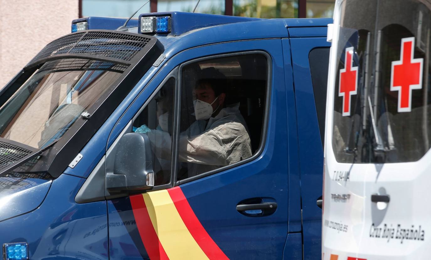 Policías con trajes especiales en los exteriores del centro.