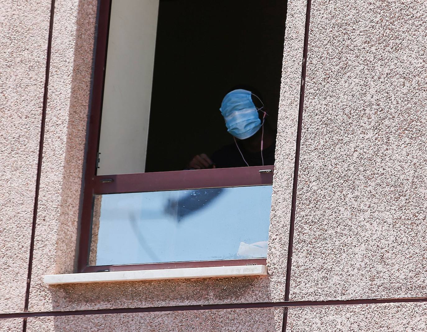 Policías con trajes especiales en los exteriores del centro.