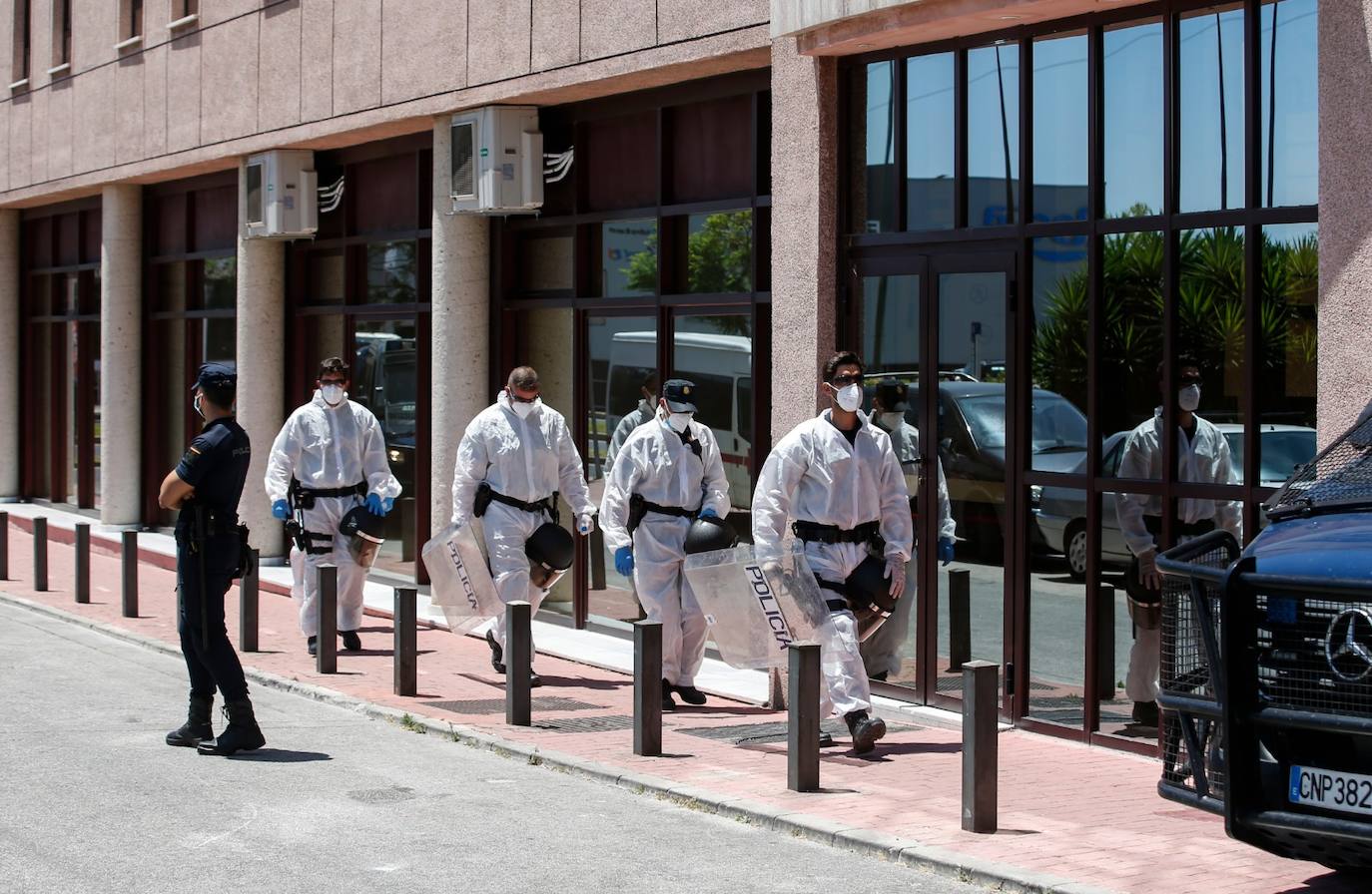 Policías con trajes especiales en los exteriores del centro.