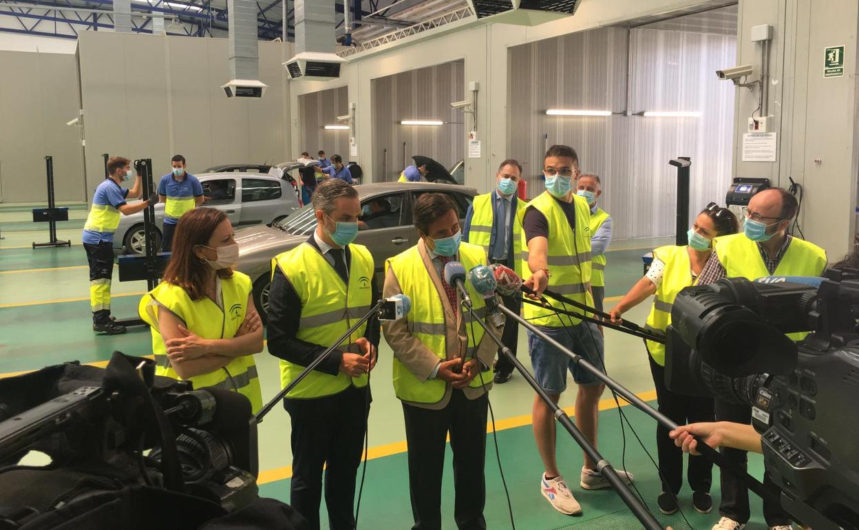 El consejero de Hacienda, Juan Bravo, durante su visita a la estación de ITV de El Viso. 