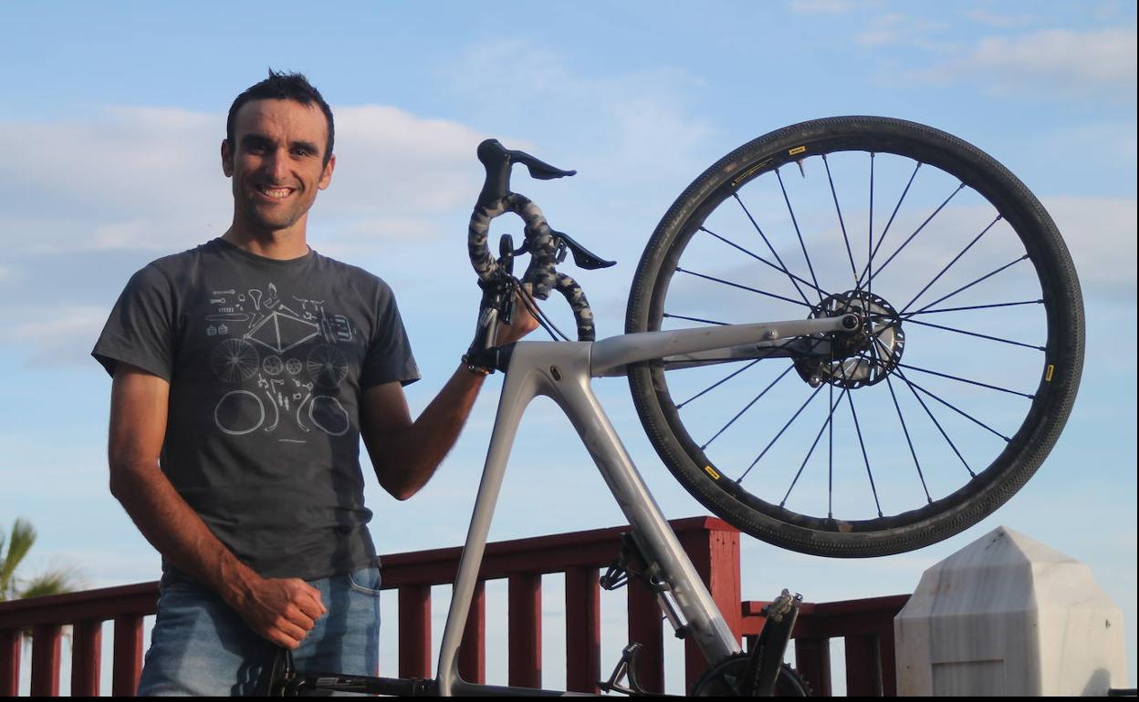 Luis Ángel Maté posa sonriente en el paseo marítimo de Marbella. 