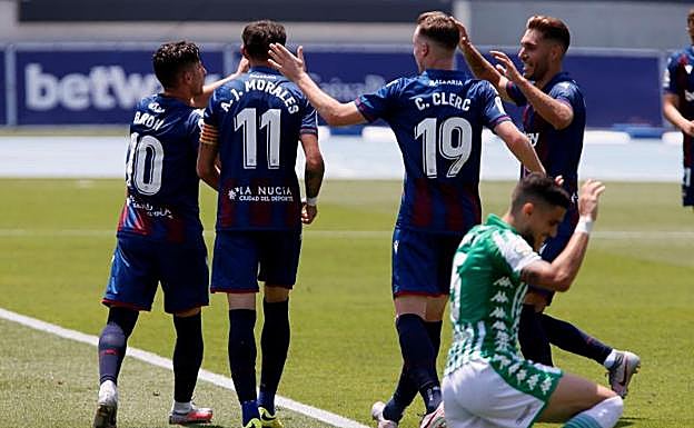 Un efectivo Levante golea al Betis y casi certifica la permanencia