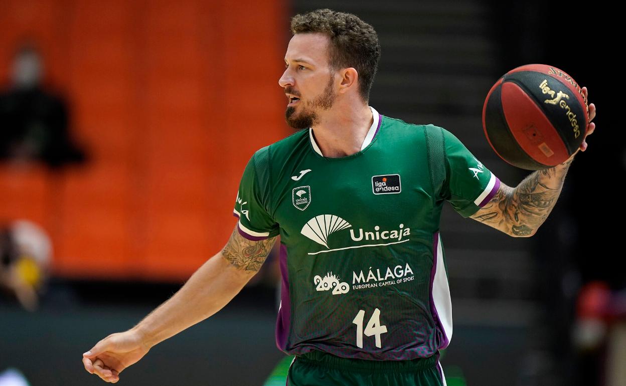 Josh Adams se dirige a sus compañeros durante un partido de la Fase Final en Valencia. 