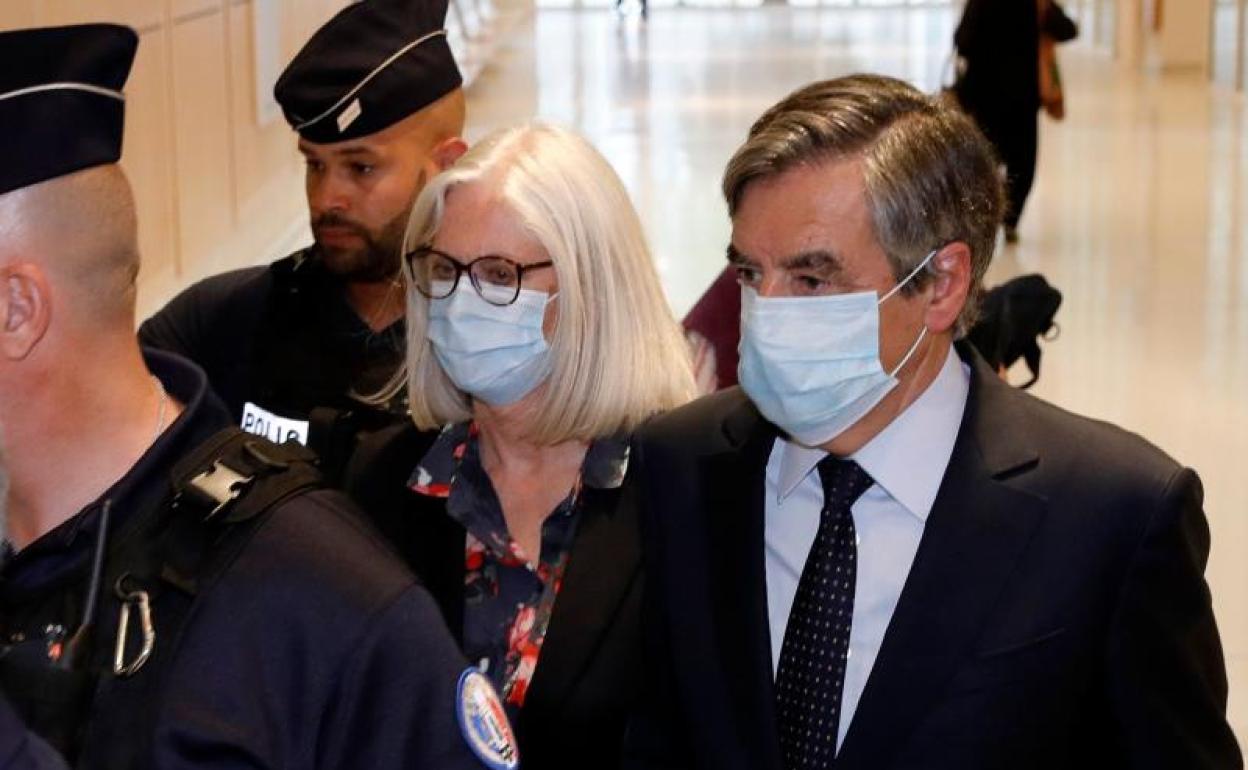 François Fillon y su mujer, en los juzgados. 