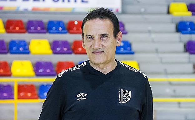 Manuel Luiggi Carrasco, 'Moli', entrenador del BeSoccer UMA Antequera. 