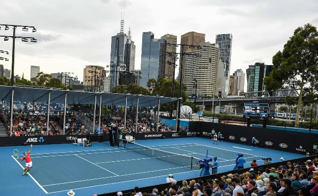 Un servicio de Davidovich, en un partido del Abierto de Australia a comienzos de año. 