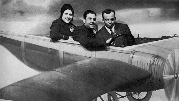 Fotografía facilitada por la Fundación Antoine de Saint -Exupé de Antoine de Saint - Exupéry , junto a su mujer Consuelo y al aviador Henri Guillaume