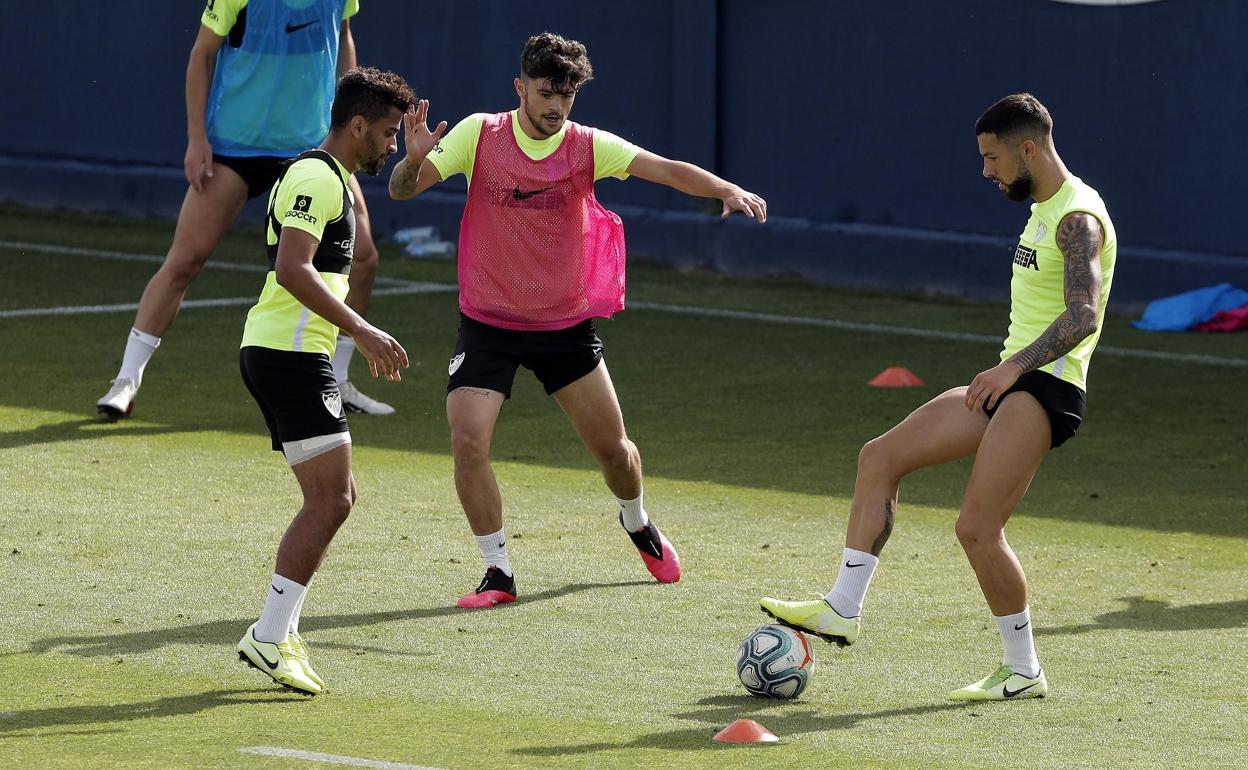 Mini, junto a Benkhemassa y Tete en el entrenamiento de este martes.