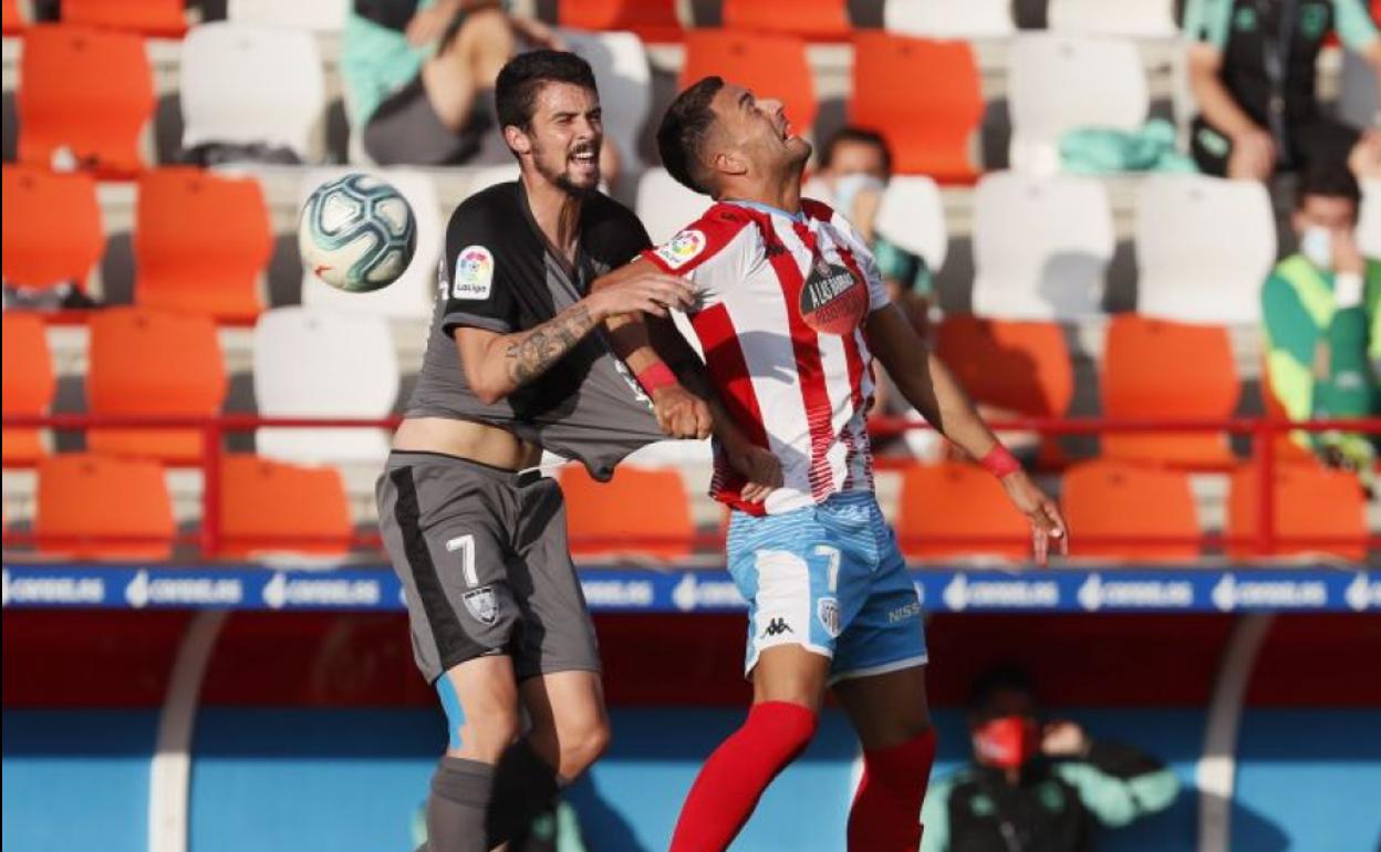 El exmalaguista Erik Morán, ahora en el Numancia, pelea con Cristian Herrera del Lugo en el partido de este miércoles.