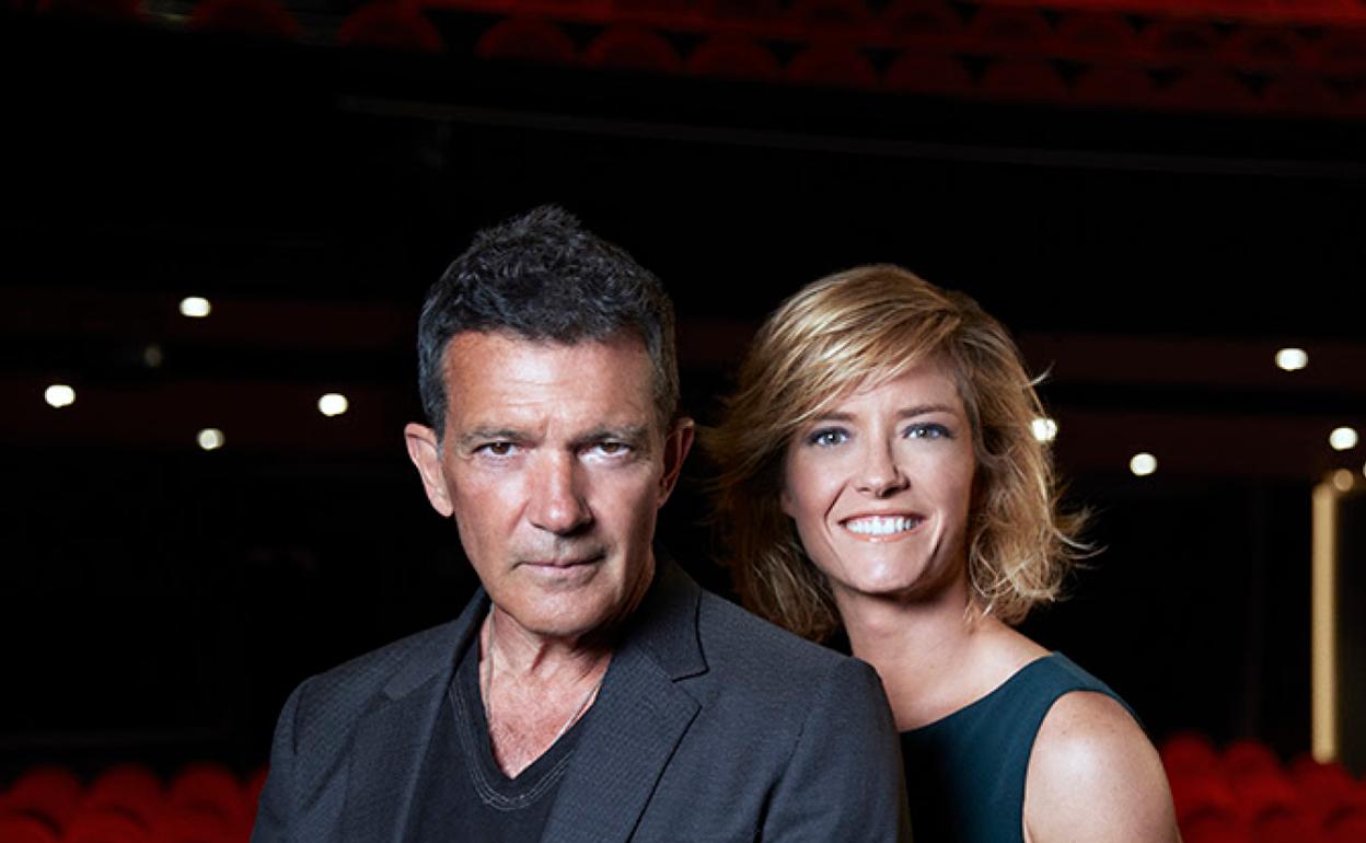 Antonio Banderas y María Casado, en el patio de butacas del Teatro del Soho donde se celebrarán los Goya.