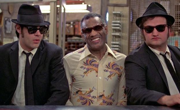 Dan Aykroyd y John Belushi con Ray Charles en 'Granujas a todo ritmo'.