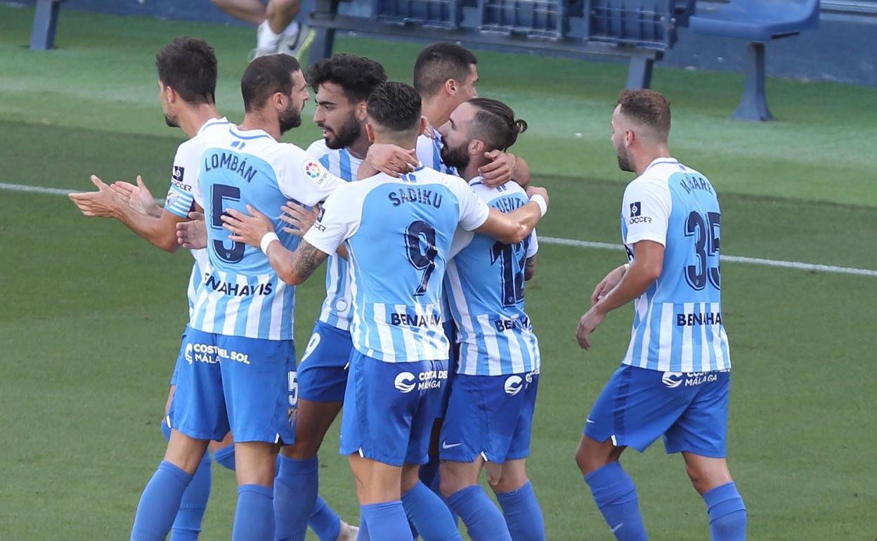 Cifu es abrazado por sus compañeros tras el gol marcado frente al Girona, que encarriló la victoria el pasado domingo.