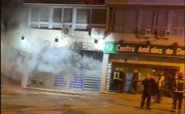 Intervención de los bomberos de Málaga en el local de Avenida Andalucía. 