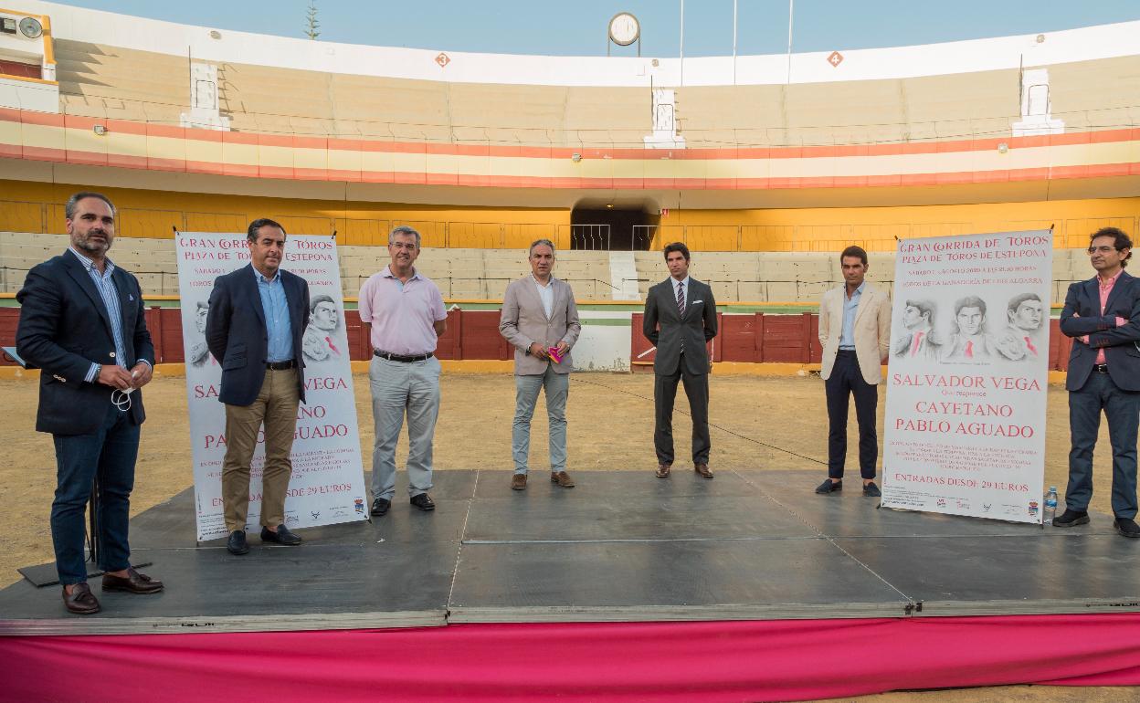 Las autoridades con Vega y Cayetano, en la presentación.