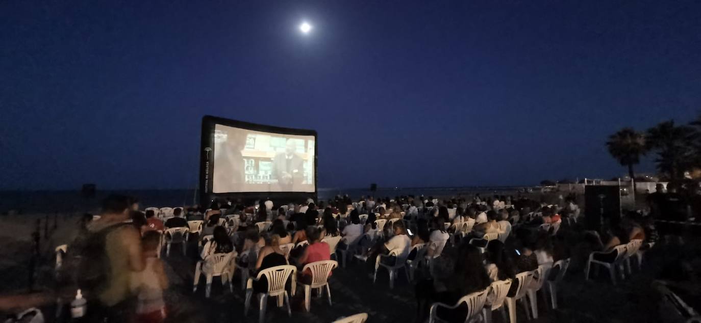 La playa de La Misericordia y el recinto Eduardo Ocón ejercieron ayer de cines 