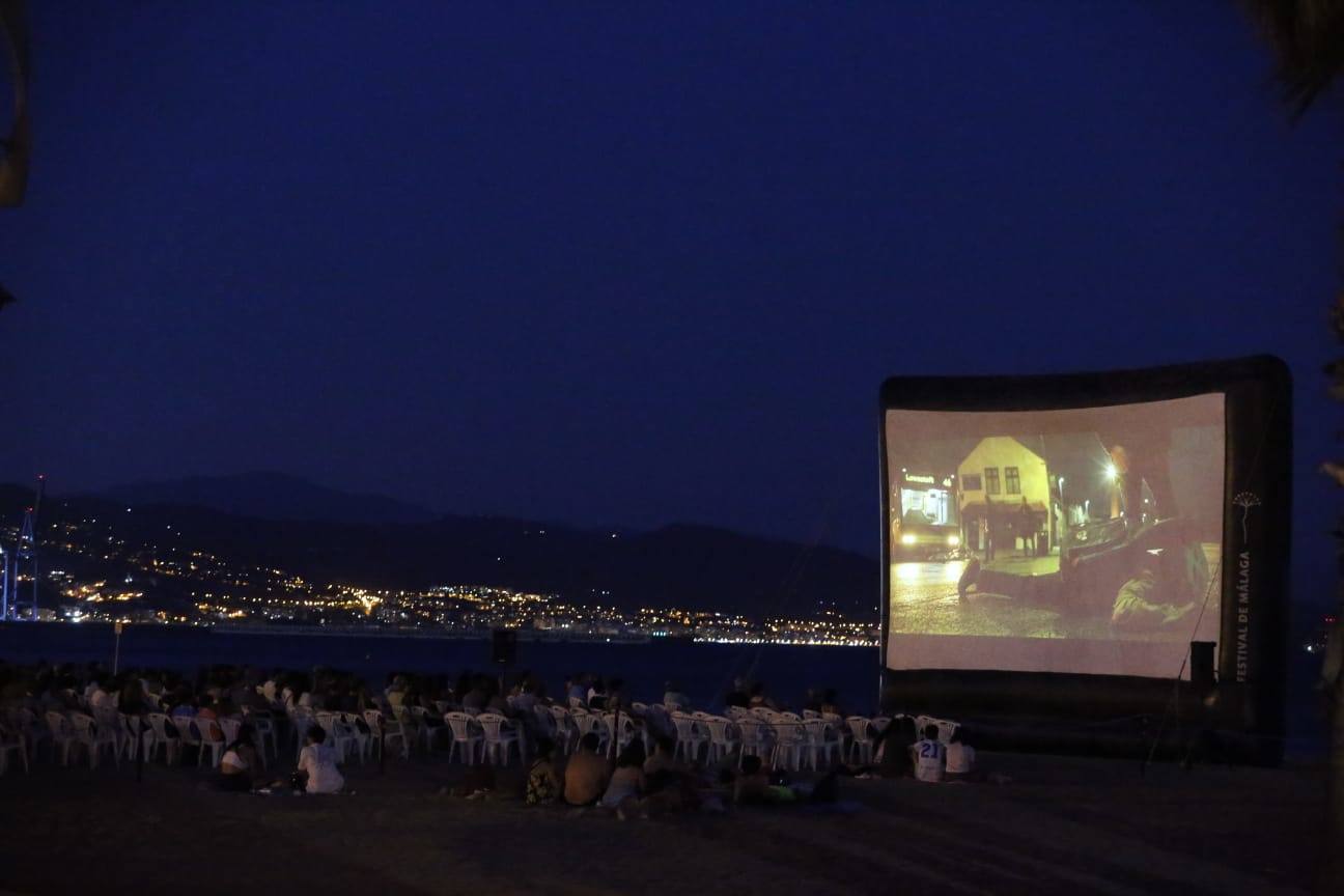 La playa de La Misericordia y el recinto Eduardo Ocón ejercieron ayer de cines 