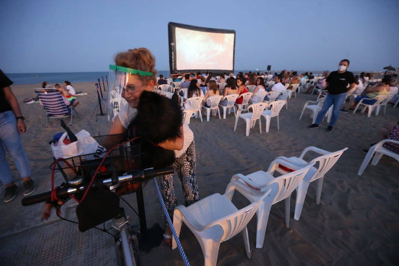 La playa de La Misericordia y el recinto Eduardo Ocón ejercieron ayer de cines 