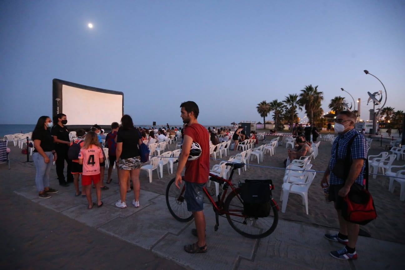 La playa de La Misericordia y el recinto Eduardo Ocón ejercieron ayer de cines 