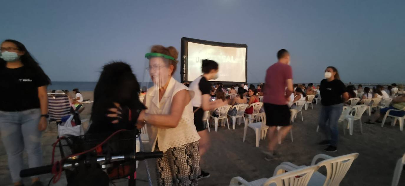 La playa de La Misericordia y el recinto Eduardo Ocón ejercieron ayer de cines 