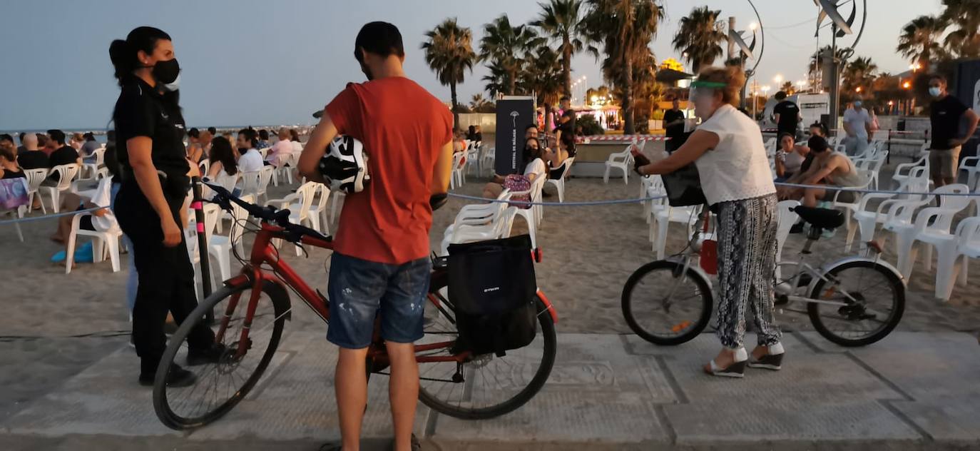 La playa de La Misericordia y el recinto Eduardo Ocón ejercieron ayer de cines 