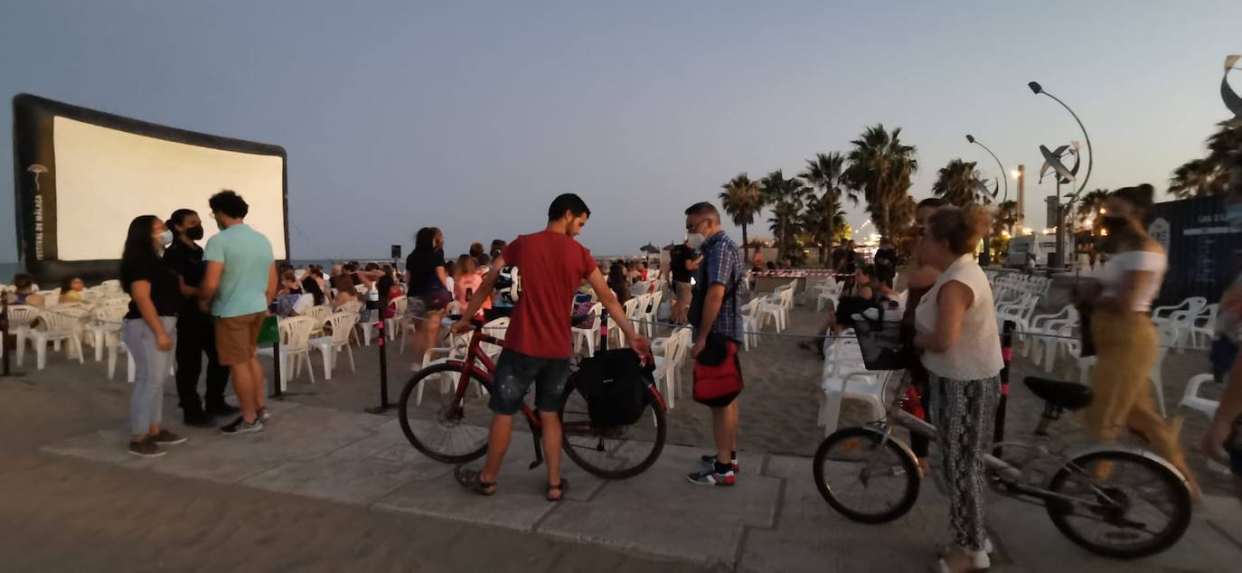 La playa de La Misericordia y el recinto Eduardo Ocón ejercieron ayer de cines 