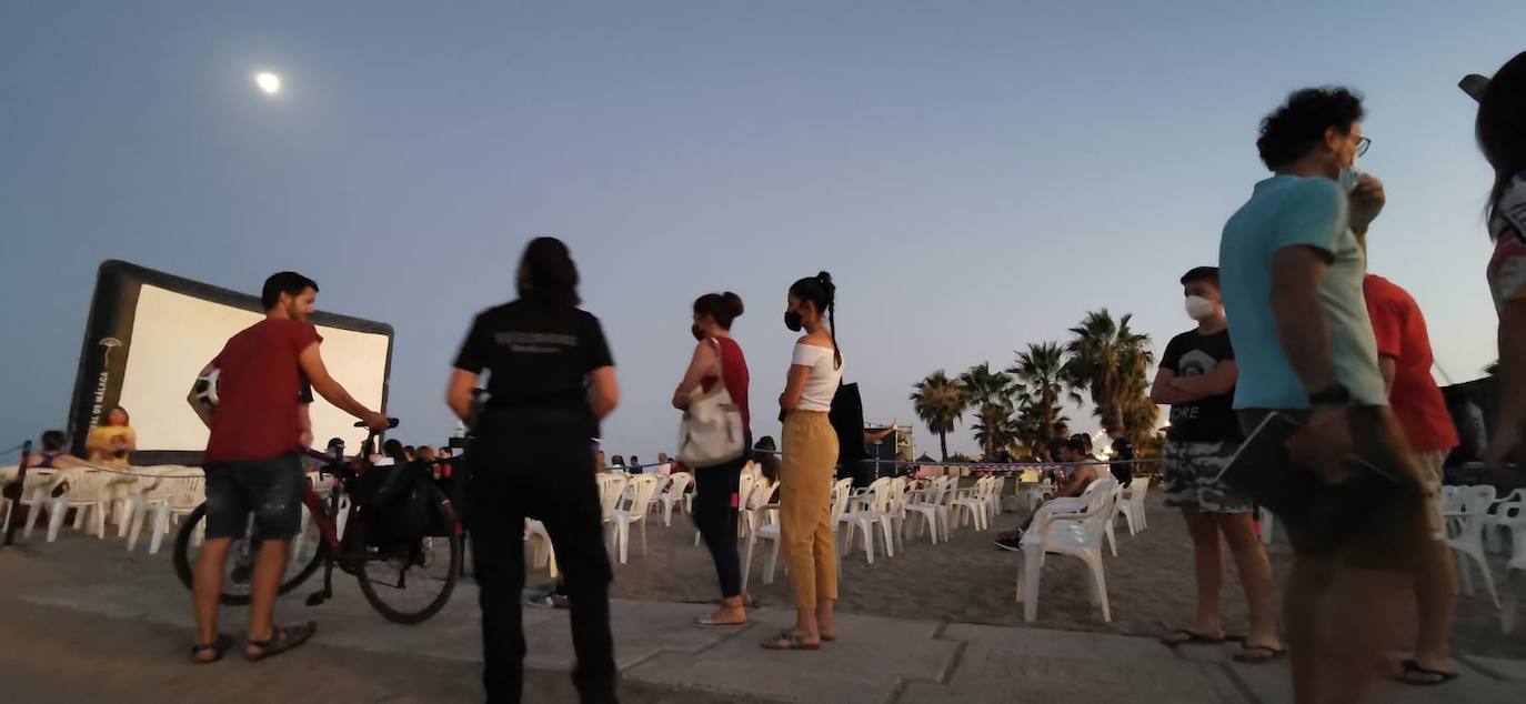 La playa de La Misericordia y el recinto Eduardo Ocón ejercieron ayer de cines 