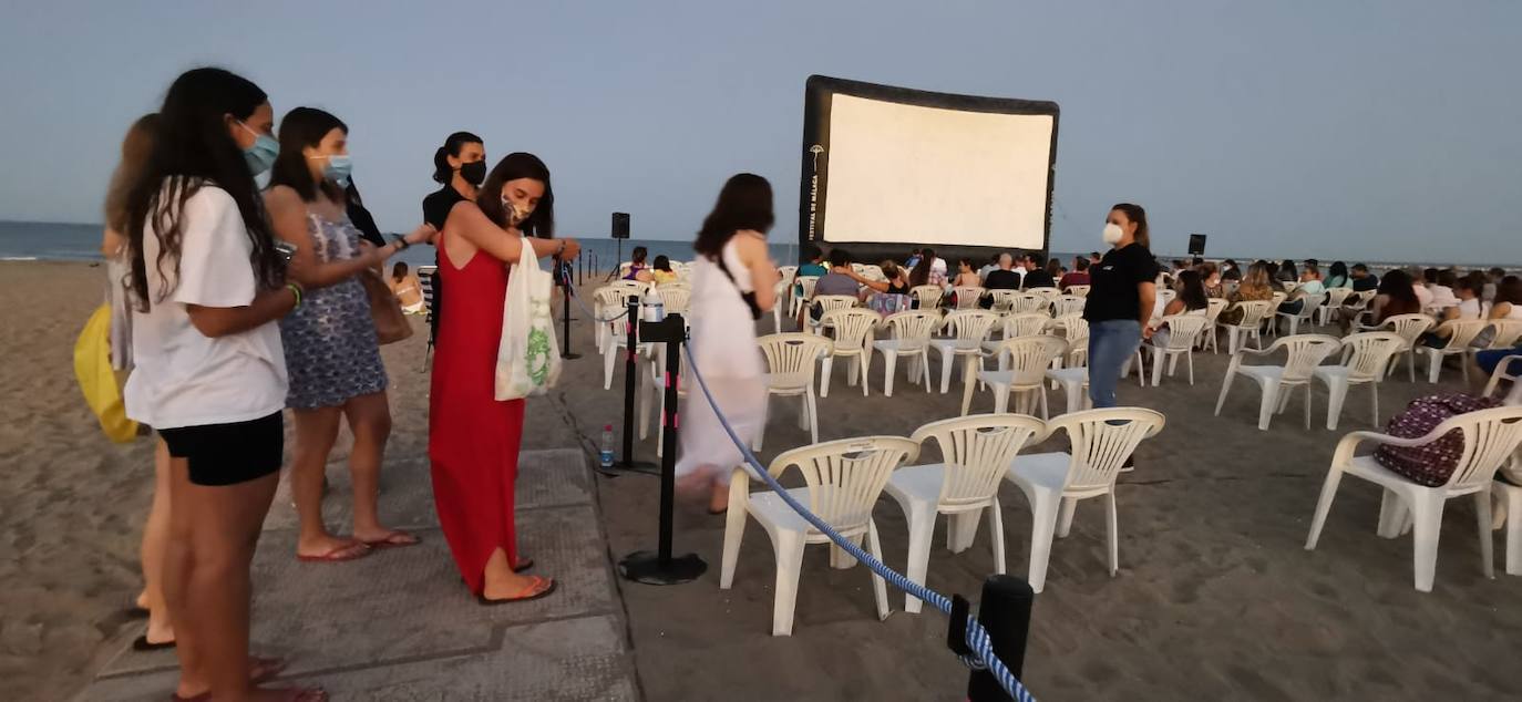 La playa de La Misericordia y el recinto Eduardo Ocón ejercieron ayer de cines 
