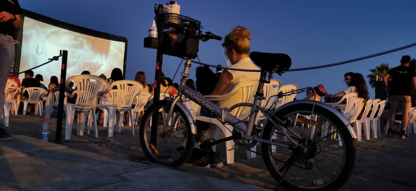La playa de La Misericordia y el recinto Eduardo Ocón ejercieron ayer de cines 