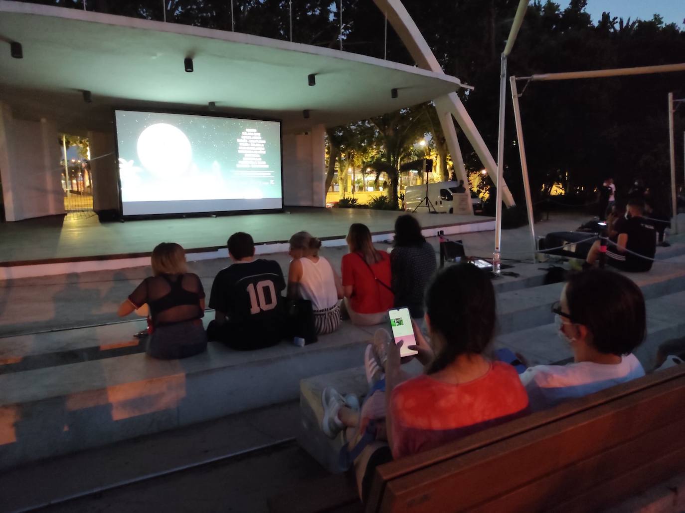 La playa de La Misericordia y el recinto Eduardo Ocón ejercieron ayer de cines 