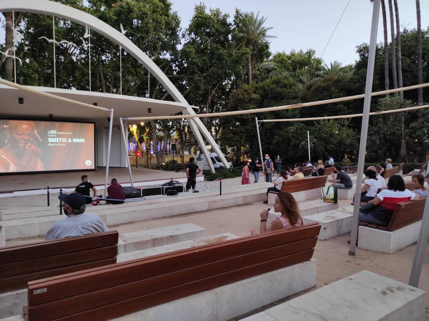 La playa de La Misericordia y el recinto Eduardo Ocón ejercieron ayer de cines 