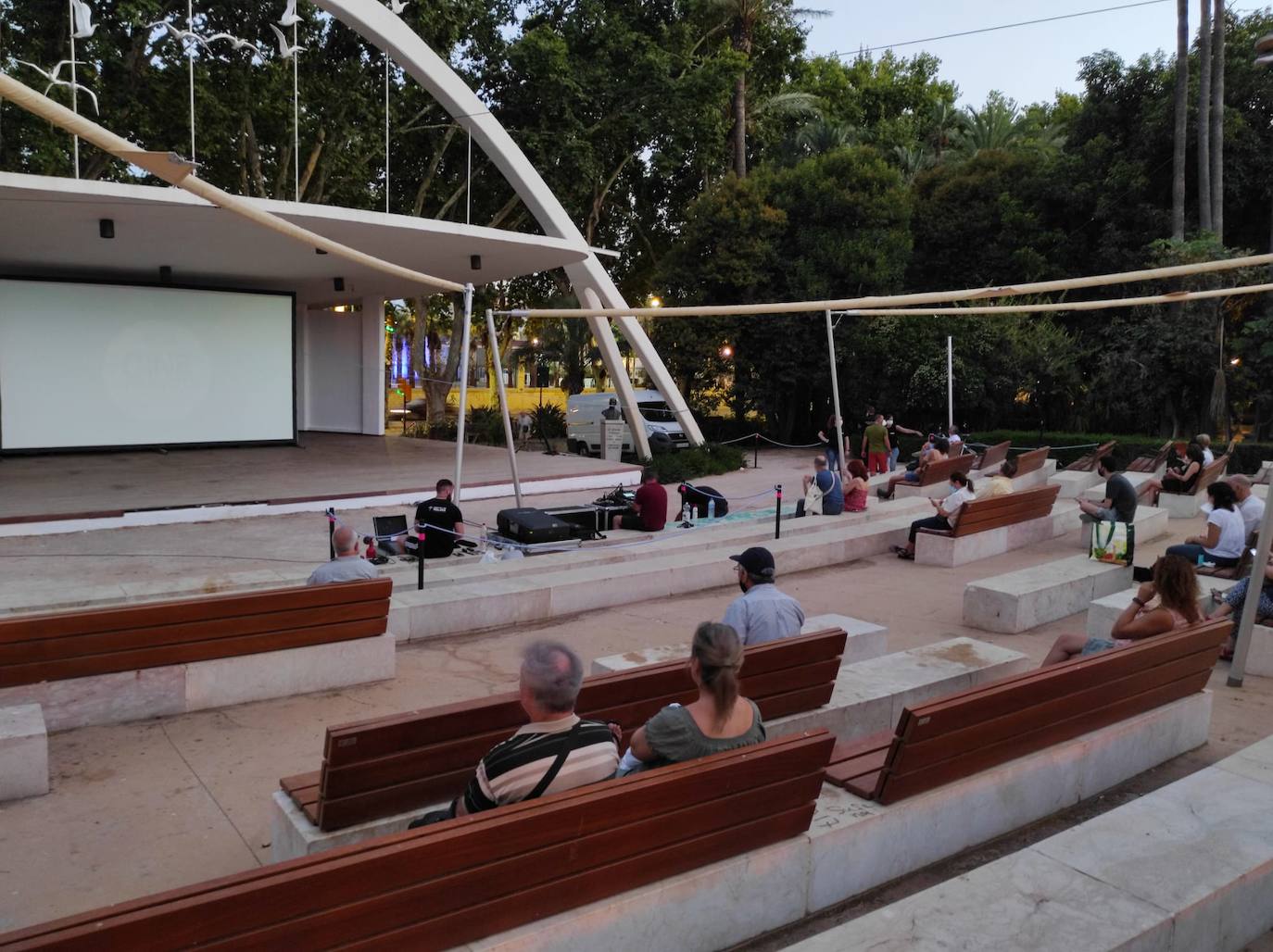 La playa de La Misericordia y el recinto Eduardo Ocón ejercieron ayer de cines 