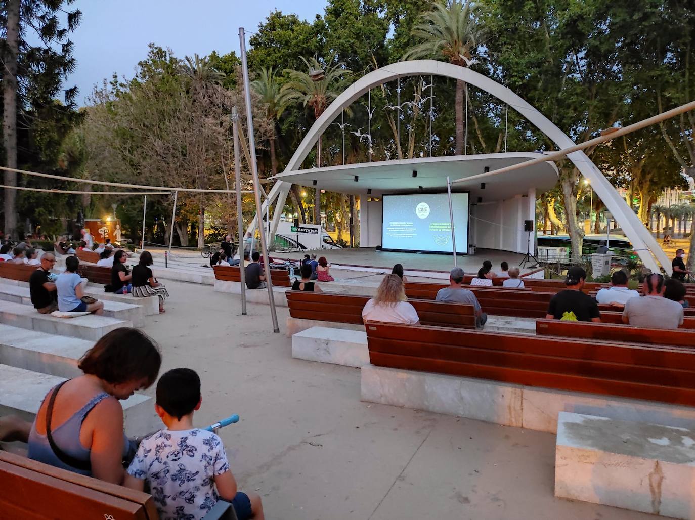 La playa de La Misericordia y el recinto Eduardo Ocón ejercieron ayer de cines 